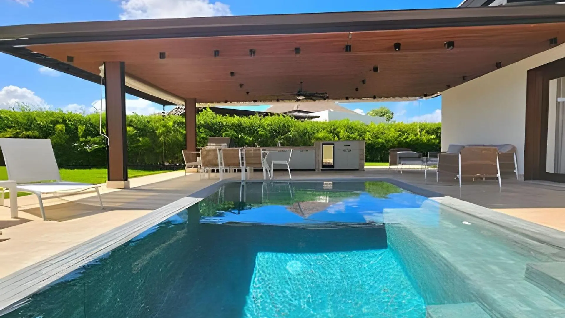 Elegante Villa Privada De 4 Dormitorios Con Piscina Y Jacuzzi Punta Cana